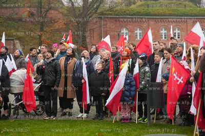 Góra Gradowa. Flagi dla mieszkańców i turystów...