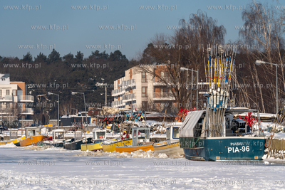 Zima na Mierzei Wiślanej. Zamarznięty port rybacki...