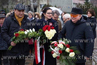 Gdańsk, Składanie kwiatów pod Pomnikiem Poległych...
