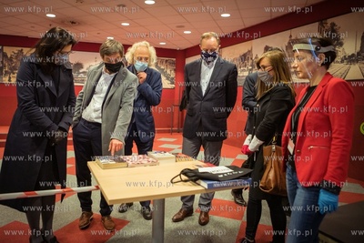 Biblioteka Manhattan ponownie otwarta. Od marca br....