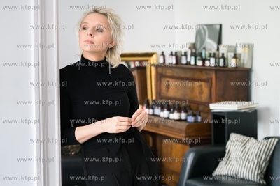 Joanna Tyszer w swojej pustej pracowni Fryzjerskiej...