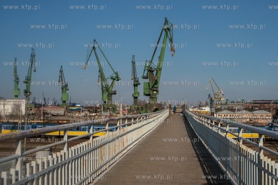 Gdańsk. Kładka przy przystanku SKM Gdańsk Stocznia....