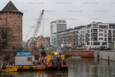 Gdańsk. Trwa przebudowa Mostu Stągiewnego. Nz. Kładka...