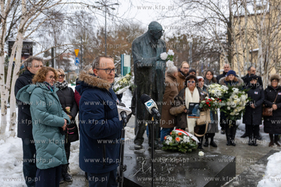 Złożenie kwiatów pod pomnikiem Władysława Bartoszewskiego....