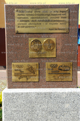 Dziwnow, Aleja Gwiazd Sportu. Marmurowe plyty z replikami...