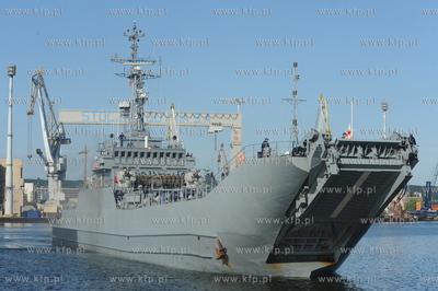 Port wojenny Gdynia Oksywie. 32 zolnierzy i 13 pojazdow...