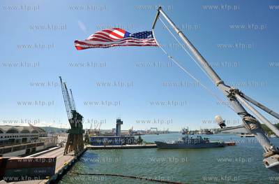 Okrety 12 panstw uczestniczacych w miedzynarodowych...