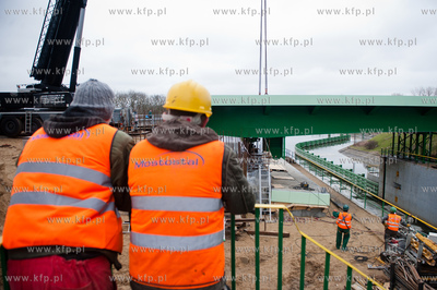 Montaz wazacych 135 ton dwoch sekcji przesla zwodzonego...