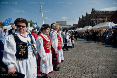 Gdansk. Targ Weglowy. Wielki Festyn Rodzinny, swietujacy...