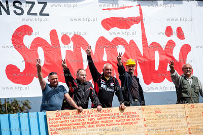Gdansk. Zwiazkowcy wieszaja tranparent NSZZ Solidarnosc...