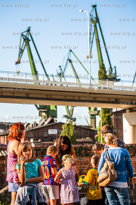 Gdansk. Podworko ulic Robotniczej i Jana z Kolna. Sasiedzi...