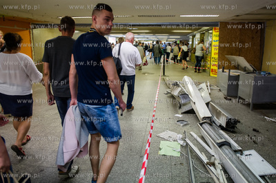 Gdansk. Rozbiorka punktow handlowych znajdujacych sie...