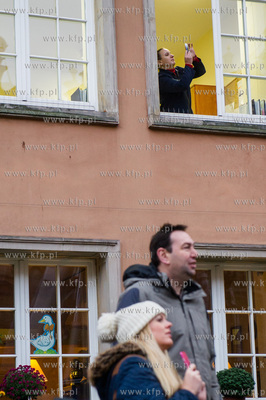 Gdansk. Dlugi Targ. Operacja stawiania swiatecznej...