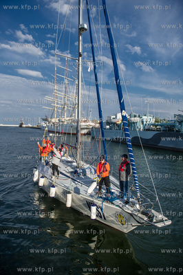 Gdynia. Basen Prezydenta. Uczestnicy Onko-Rejsu wyruszaja...