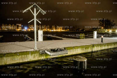 Gdańsk. Wysoki poziom wód Motławy, który jest efektem...