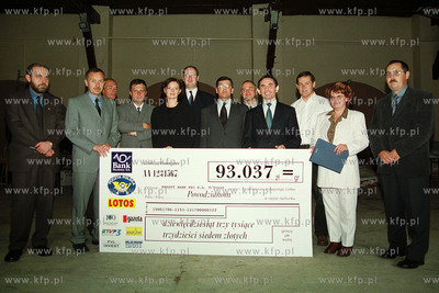 Przekazanie czeku z kwota uzbierana  podczas koncertu...