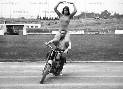 Pokaz akrobatow jezdzacych na motocyklach na stadionie...