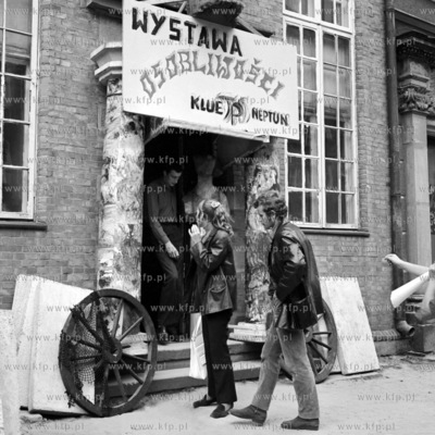 Wejscie do Klubu Neptun na wystawe osobliwosci. 
08.1971
sieprien71_z.kosycarz_p
Fot....