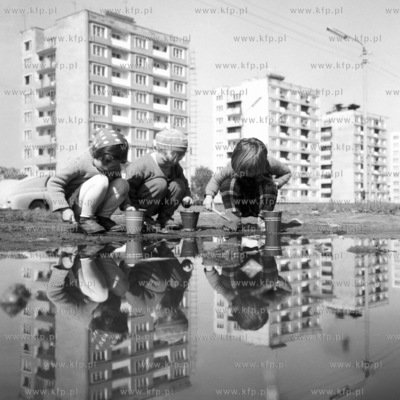 Do zabawy czasem wystarczy kaluza.
1969
0003702z 
Fot....
