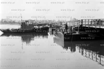 Budowa w miejscu przeprawy promowej mostu pontonowego...