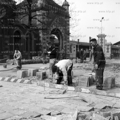 Budowa chodnika przy dworcu PKP przy Podwalu Grodzkim...