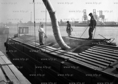 Przeładunek zboża na barkę w porcie gdańskim. (...