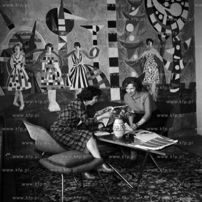 Odpoczynek przy porannej kobiecej prasie.
1959
0006401z
Fot....
