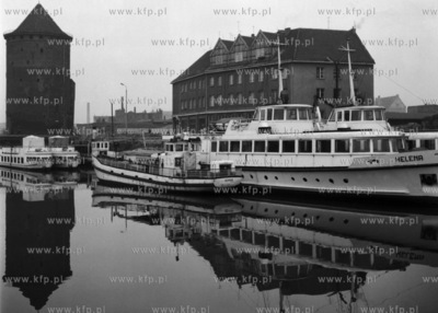 Barki i statki białej floty przycumowane do nabrzeża...