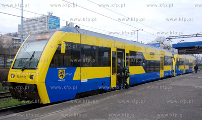 Perony dworca PKP Gdynia Glowna Osobowa. Nz. Tramwaj...