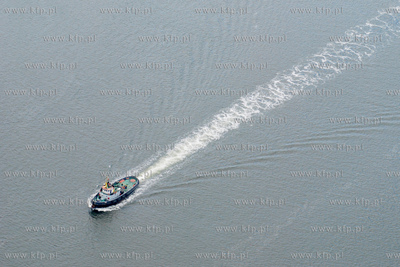 Gdynia z lotu ptaka. Nz. Holownik w porcie gdynskim
29.06.2007
Fot....