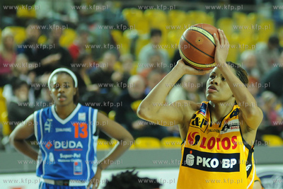 Monique Currie, (numer 8) czolowa zawodniczka zawodowej...