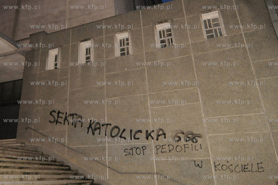 Antyklerykalne napisy pojawily sie na kosciolach w...