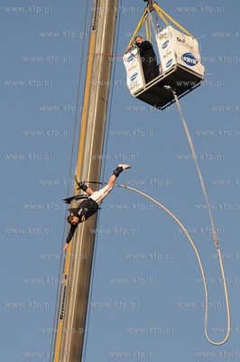 Mlode Miasto w Gdansku. Skoki na bandzi z zurawia Grohmann...