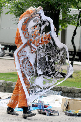 Lato zaczyna sie w Gdyni czyli Cudawianki. Nz. URBAN...