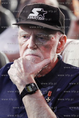 Uroczyste wreczenie Frankowi Walickiemu (nz) Zlotego...