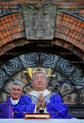 Gdansk. Msza Swieta na placu Obroncow Poczty Polskiej...