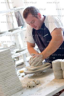 Chmielno. Zaklad Ceramiczny Genius. Nz. Waldemar Szymichowski,...