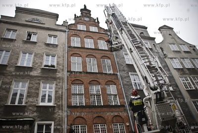 Odlamywanie niebezpiecznych sopli zwisajacych z dachów...