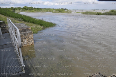 Wal w gminie Pelplin. Przygotowanie umocnien w przesiakajcym...