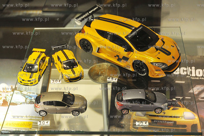 Salony samochodowe na Polach Elizejskich (Champs Elysee...