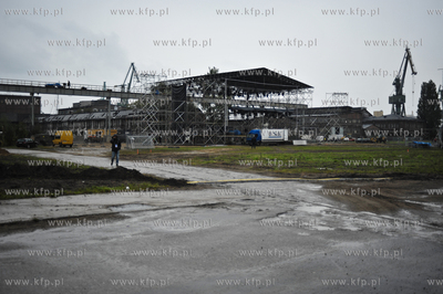 Budowa sceny glownej z okazji wielkiego widowiska plenerowego...