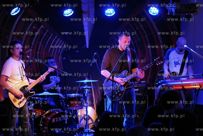 Klub Versalka w Sopocie.  Koncert  "Strzaly z biodra"...