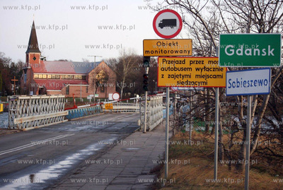 Nocna wichura uszkodzila most pontonowy w Sobieszewie....