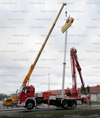 Na skutek silnego wiatru przechylil sie slup z logotypem...