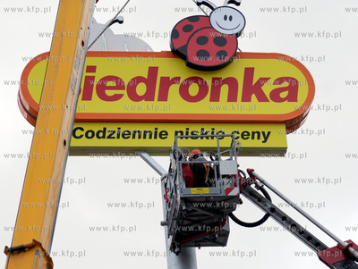 Na skutek silnego wiatru przechylil sie slup z logotypem...