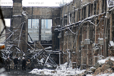 Rozbiorka strawionej pozarem hali produkcyjnej firmy...