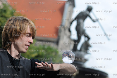 Pokaz zonglerki artystycznej w wykonaniu Krzysztofa...