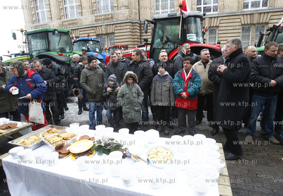 Szczecin. Wigilia rolnikow protestujacch przed siedziba...