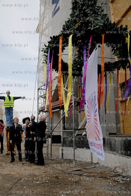 Zawieszenie wiechy na Teatrze Muzycznym w Gdyni. 16.04.2013...