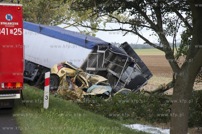 Stara Dabrowa na krajowej 6. Volkswagen Golf zderzyl...